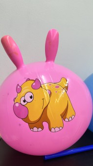 E43518 Прыгун детский с рожками. Размер: 55см E43518 Прыгун детский с рожками. Размер: 55см